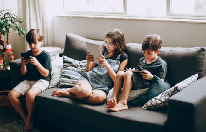 How to Set Healthy Screen Time Limits During the School Week